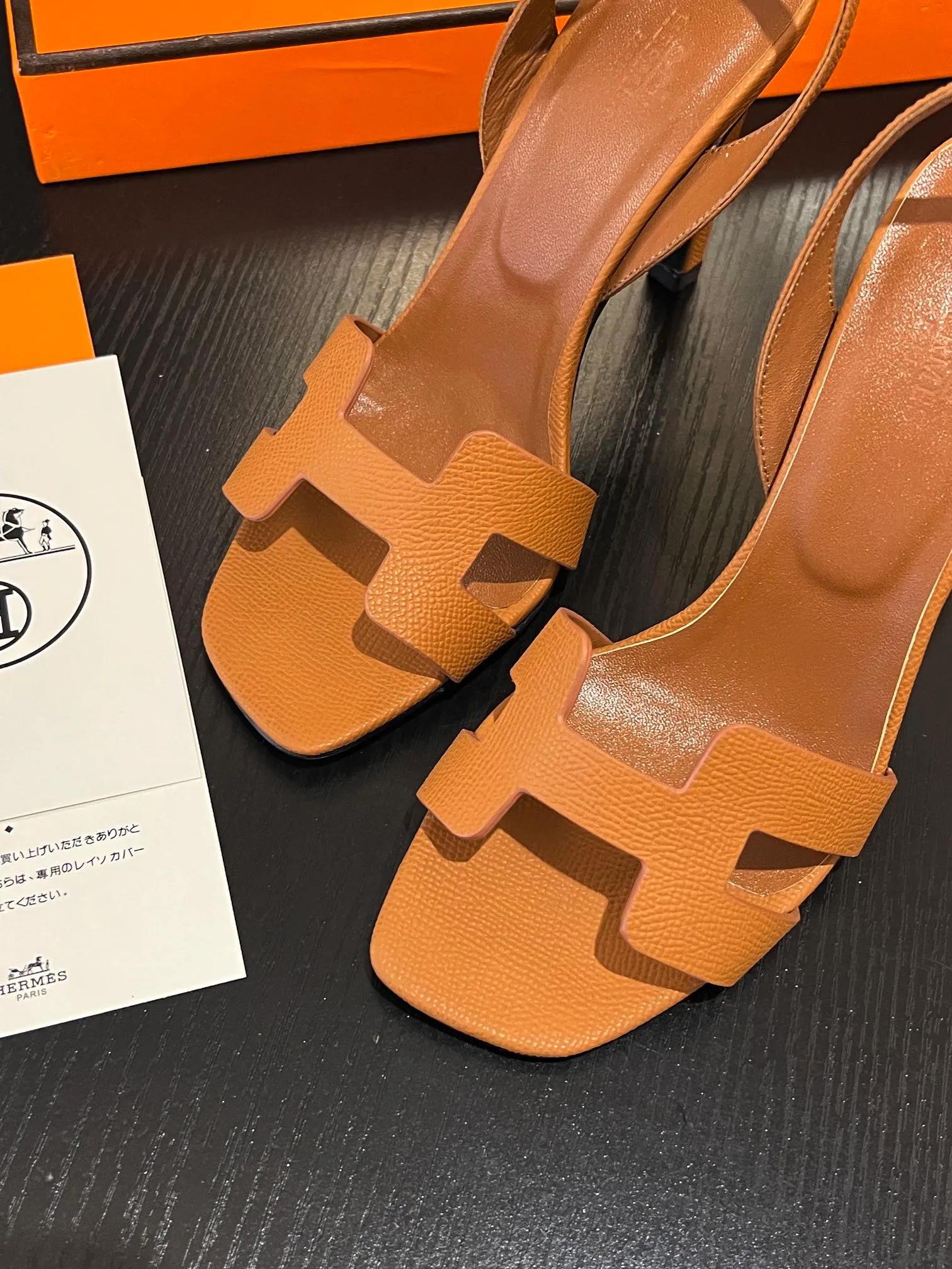 👟👟Ex-factory price 600👟👟Hermès 2023 high-heeled temperament sandals original customization! Counter synchronization! Hermès high heels have always been simple, fashionable and elegant! ! ! It can hold any style of wear, the height of 10.5cm is easy to control, and the feet feel comfortable and pressure-free! The classic and elegant style brings a sense of luxury to your feet! Highly recommended Material: Upper imported calfskin + mixed sheepskin lining Outsole: Italian genuine leather sole Size: 34-42 (34.41.42 customization is non-returnable and non-exchangeable)